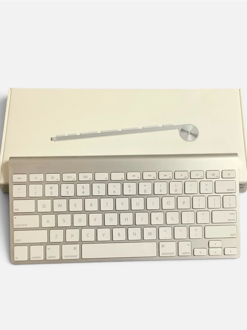 Apple Aluminum Bluetooth Keyboard in Silver and Cream